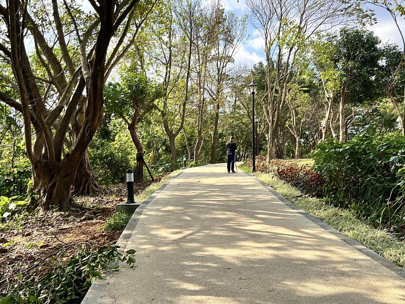 嘉穗公園經過景觀美化、步道整建、照明改善等優化後，大大提升在地居民、運動與休閒品質