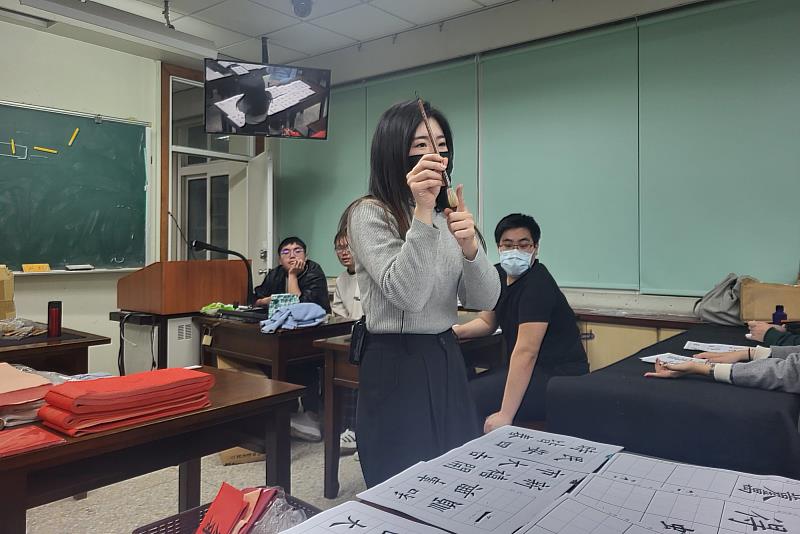 夏嫚蓮老師為南大數位學伴示範多款創意合體字