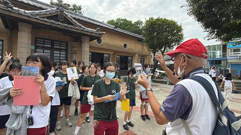 大目降解說志工隊介紹新化映像明信片