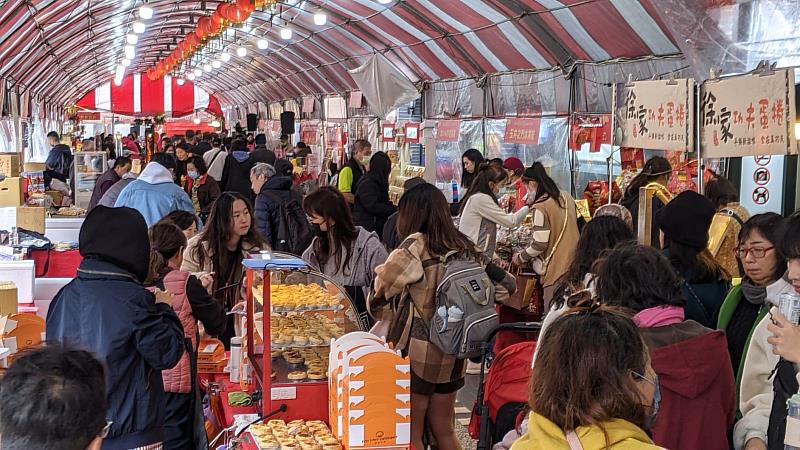 板農活力超市自1月17至24日於一樓廣場舉辦年貨大街展售活動