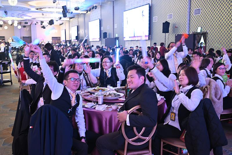 尾牙不僅有美食、有表演、還有現金紅包摸彩，同仁直呼在永慶房產集團超幸福！圖片來源：永慶房產集團