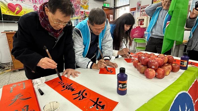 退休校長黃丁煌親臨現場揮毫書寫春聯