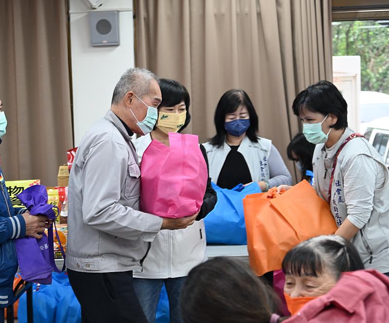 全台氣溫驟降 饒慶鈴為弱勢民眾親送熱食 提醒民眾做好禦寒及保暖 照顧好自己健康