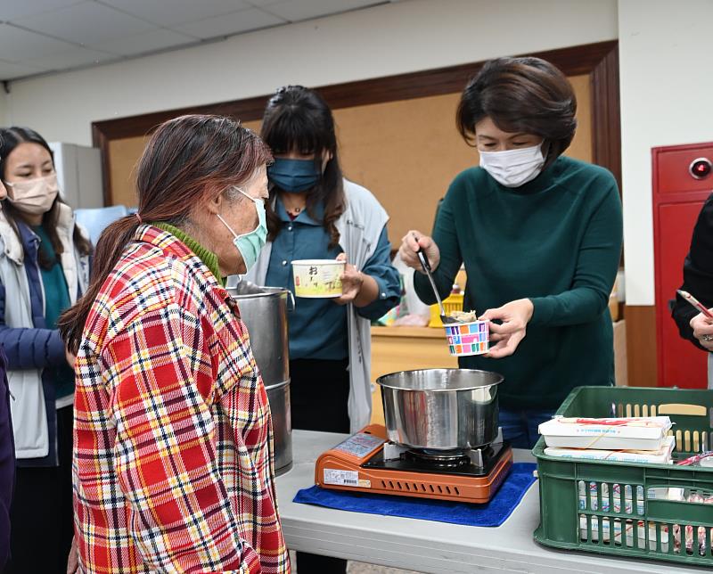 全台氣溫驟降 饒慶鈴為弱勢民眾親送熱食 提醒民眾做好禦寒及保暖 照顧好自己健康