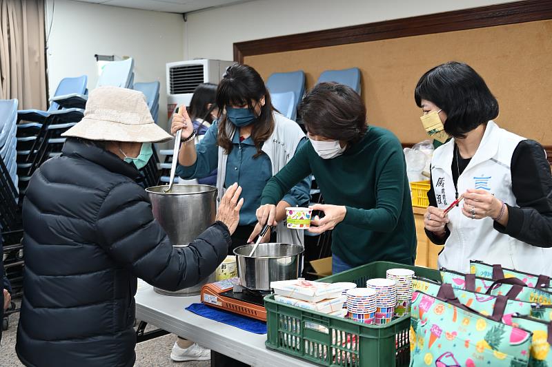 全台氣溫驟降 饒慶鈴為弱勢民眾親送熱食 提醒民眾做好禦寒及保暖 照顧好自己健康