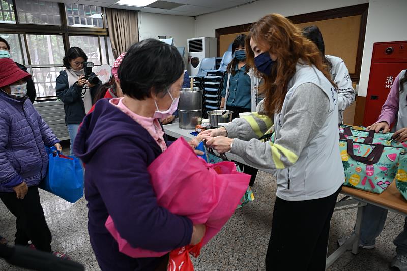 全台氣溫驟降 饒慶鈴為弱勢民眾親送熱食 提醒民眾做好禦寒及保暖 照顧好自己健康