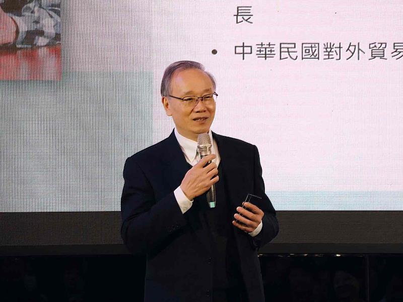 新北市游榮吉教育基金會董事長游仲堅，以玩具大王游榮吉先生為基金會命名，於(16)日在新北市政府舉行揭牌儀式。