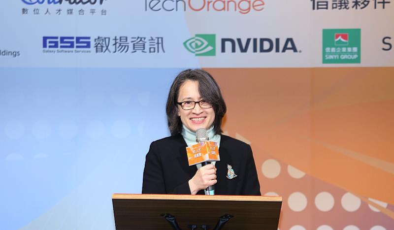 副總統蕭美琴親臨2025年「Yourator x TechOrange數位職涯博覽會暨AI人才高峰會」，致詞表示期待透過產官學界的共同努力，將台灣打造成AI技術的創新基地與人才庫，不只要成為AI的領跑者，更要帶動百工百業共同發展。