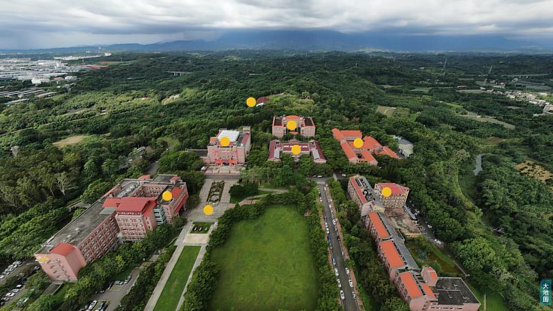 南華大學設置VR360校園導覽系統，圖為校園空拍景，點選黃色標誌即可觀看實景。