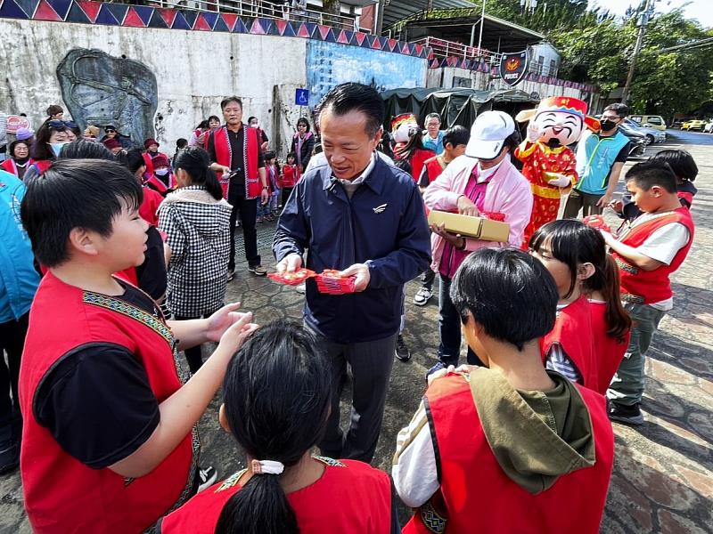 翁章梁赴大埔、阿里山鄉發放瑞蛇祥「嘉」新春紅包