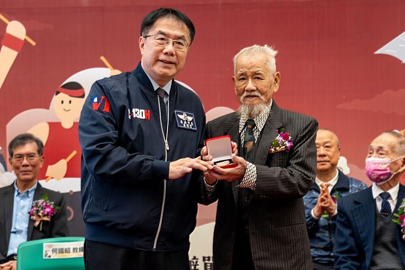 現場最資深獲獎教練「建興師」何國昭高齡102歲,他不僅創建建興武館,更身兼新吉保安宮宋江陣、中港廣興宮宋江陣、樹子腳寶安宮白鶴、土城蚵寮角宋江白鶴陣教練。