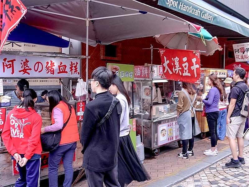 《鶯歌光點美學館》假日陶瓷街光點美食人氣爆棚，熱鬧的市集氛圍讓你無需攻略，隨處都能邂逅地道美味！