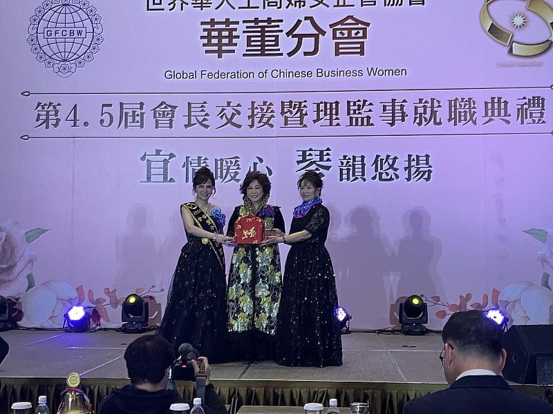 在世華總會長林淑敏(中)監交下，第4屆會長林瑟宜(左)將印信交接給新任會長張雪琴(右)