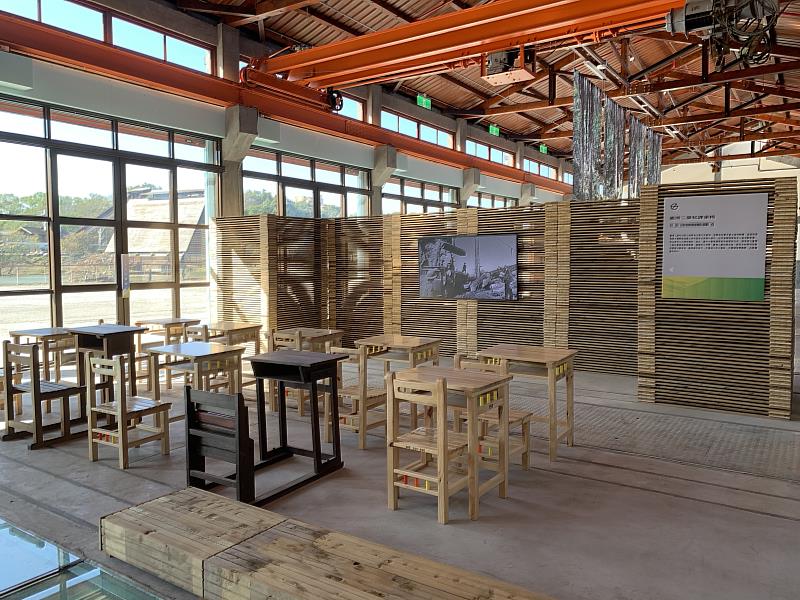 東勢林業文化園區修理工廠“山之譜”特展_二葉松課桌椅,展現國產材再利用