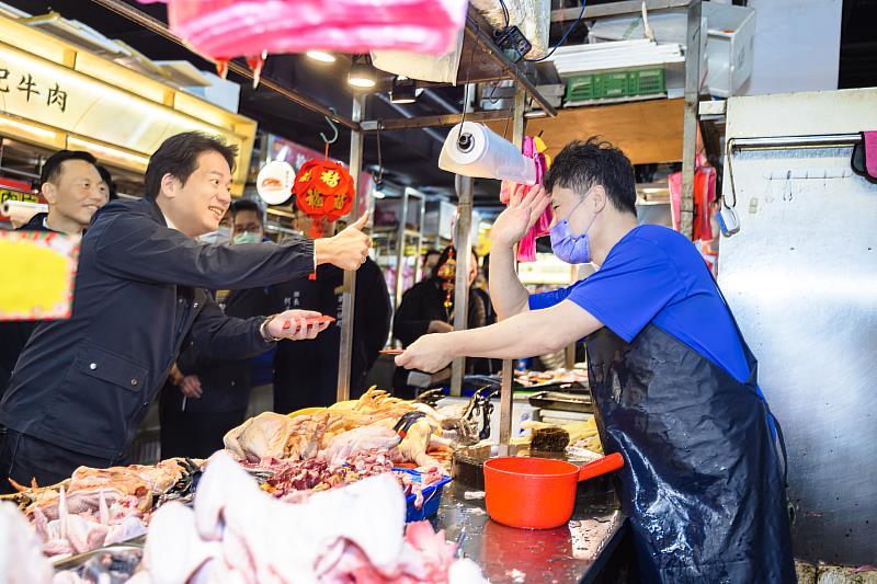 代理市長邱臣遠發放新年1元小紅包