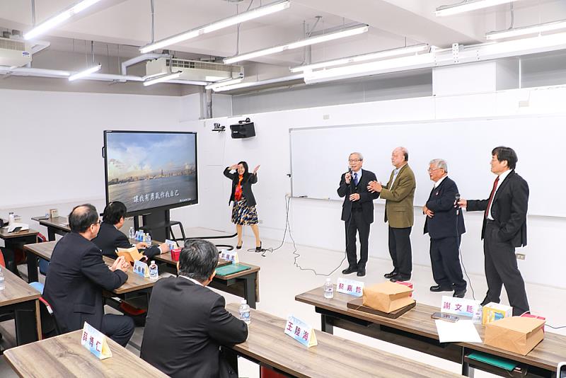 鄭隆賓講座教授、蔡嘉哲教授、謝文聰教授與張永勳教授在退休感恩茶會與同仁一起高歌「感恩的心」,氣氛溫馨。
