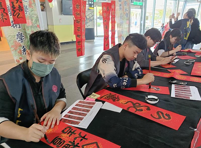 長榮大學書畫藝術學系至高鐵台南站舉辦「春聯書寫活動」