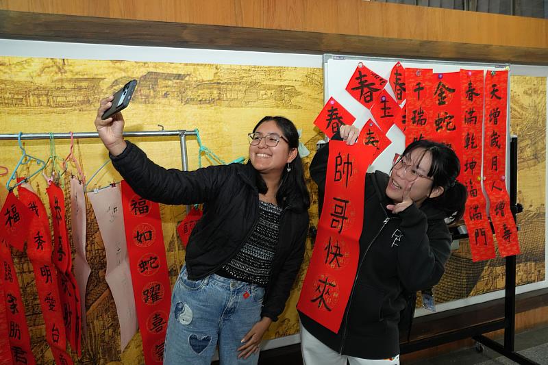 春聯書法體驗,鼓勵學員親自提筆書寫新年的祝福