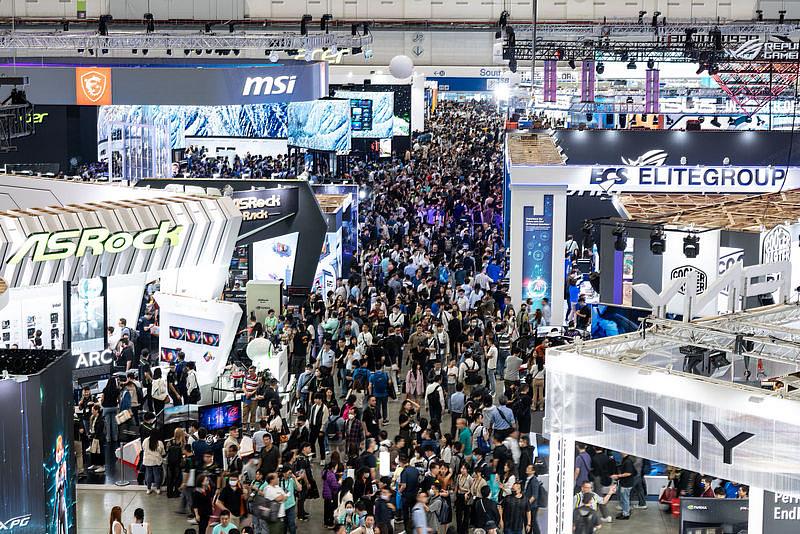 TCA表示，COMPUTEX 2025 將有 1400 家廠商，使用 4800 個展位，展會面積高達 8 萬平方公尺，包括宏碁、華碩、明基、台達、鴻海、技嘉、Intel、工研院、KIOXIA、聯發科技、微星、NVIDIA、和碩、雲達、瑞昱、慧榮、美超微、趨勢科技、Vertiv、緯穎等海內外科技大廠，展出 AI 運算、未來移動、先進通訊及綠能永續等四大「AI NEXT」科技趨勢解決方案。