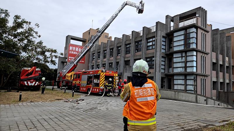 台東縣消防局114年春節前夕加強火災搶救實兵演練  王志輝副縣長呼籲用火用電安全