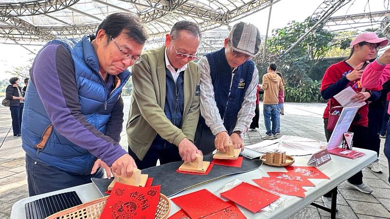 圖3 2025六堆新年福 歡喜迎新春，參與貴賓體驗 「迎小龍印好福」蓋印(左起客家委員會委員黃啟仁、劉仕彩、榮譽顧問邱坤玉)