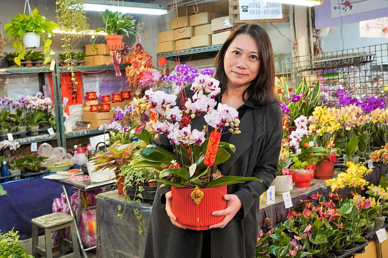 新北板橋花市為迎接春節的到來，從18日開始延長營業時間至27日，種類繁多的喜氣花卉歡迎民眾提早採購