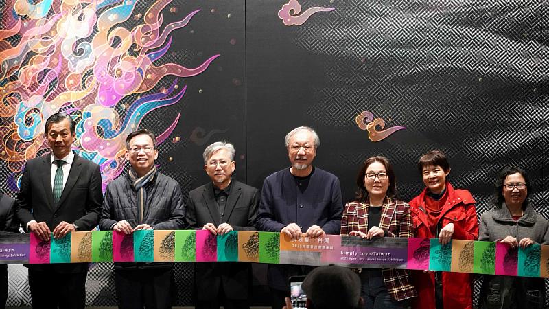 開幕記者會剪綵貴賓合影。(左起:外交部NGO非政府組織國際事務辦公室執行長陳剛毅、交通部常務次長林國顯、策展人廖仁義、藝術家林磐聳、文化部政務次長王時思、文化部藝術發展司司長周雅菁、國立中正紀念堂管理處代理處長張惠珠)