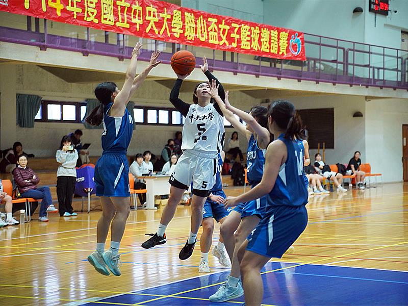 中央大學女籃隊首場賽事奮力拼搏,旗開得勝。