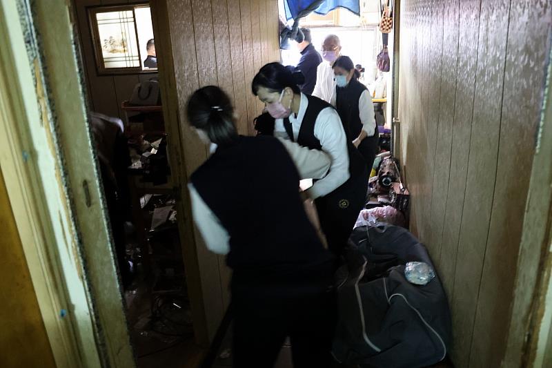 團隊為了搬運這些物品,在小小的空間裡,熟門熟路的排成人龍接力,把堆滿房間的雜物一一搬到戶外分類,再將還可用的家具物品分門別類。