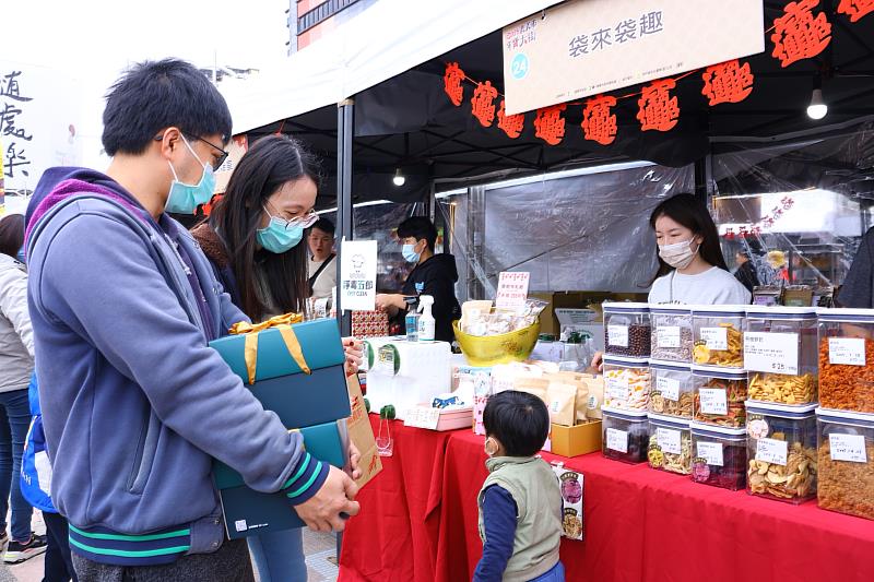 「2025嘉義市年貨大街」今開幕 黃敏惠市長帶頭拚買氣,加碼抽紅包