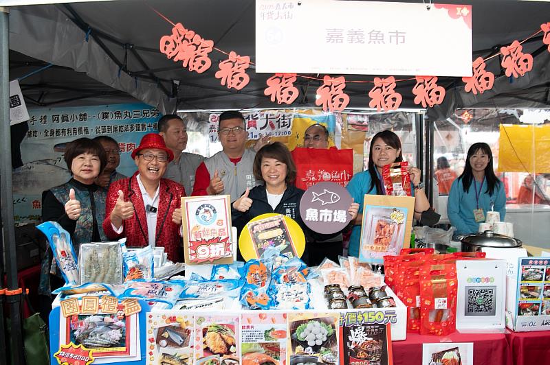 「2025嘉義市年貨大街」今開幕 黃敏惠市長帶頭拚買氣,加碼抽紅包