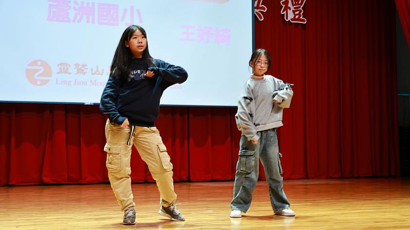 圖說3. 小太陽林妍希(左)、王妤綺(右)於普仁獎頒獎典禮表演舞蹈，熱力演出獲得滿堂喝采。(圖片提供/靈鷲山佛教教團)