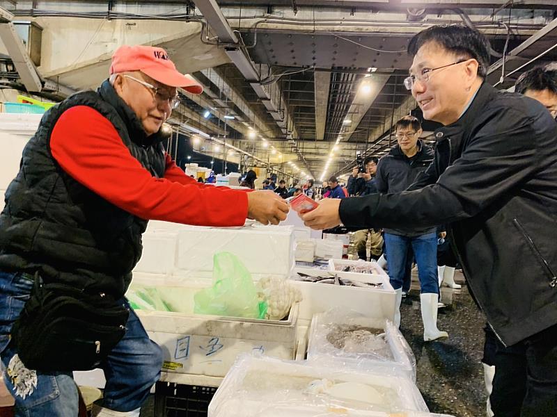 漁業署王茂城署長向魚市攤商拜早年