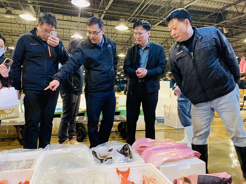 漁業署署長王茂城率漁業署同仁前往中華民國全國漁會三重示範魚市場視察魚市場年節前魚貨交易狀況