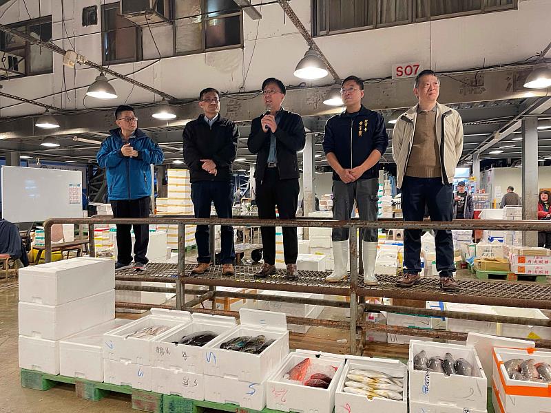 漁業署王茂城署長與中華民國全國漁會林啟滄總幹事一同向魚市攤商拜早年