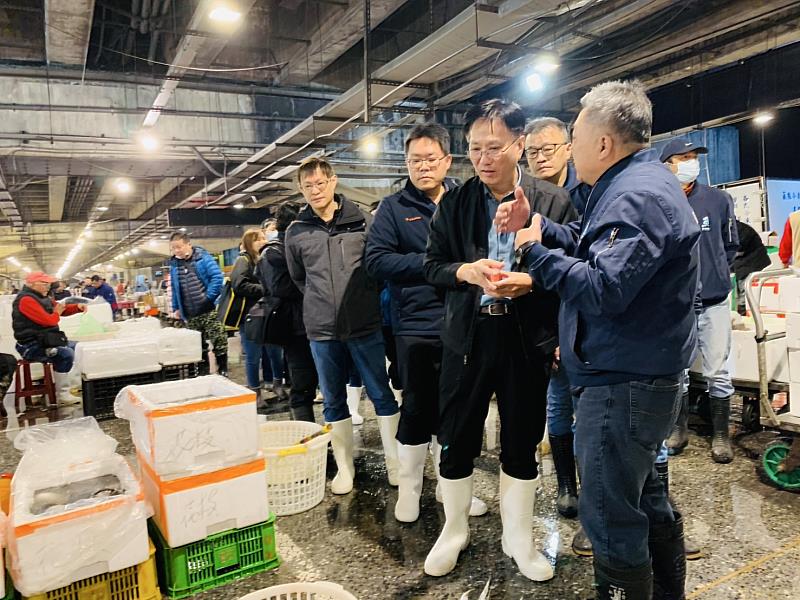 漁業署王茂城署長率漁業署同仁前往臺北漁產運銷股份有限公司視察魚市場年節前魚貨交易狀況