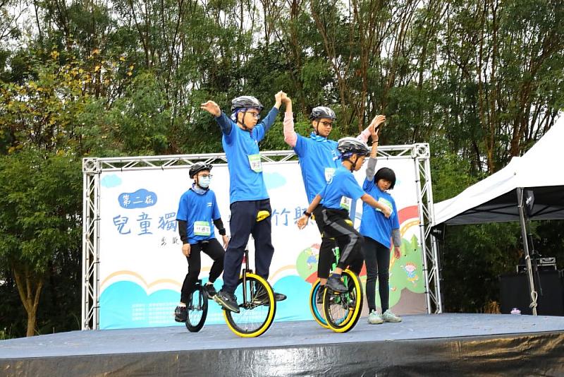 獨輪車學長姐示範表演。