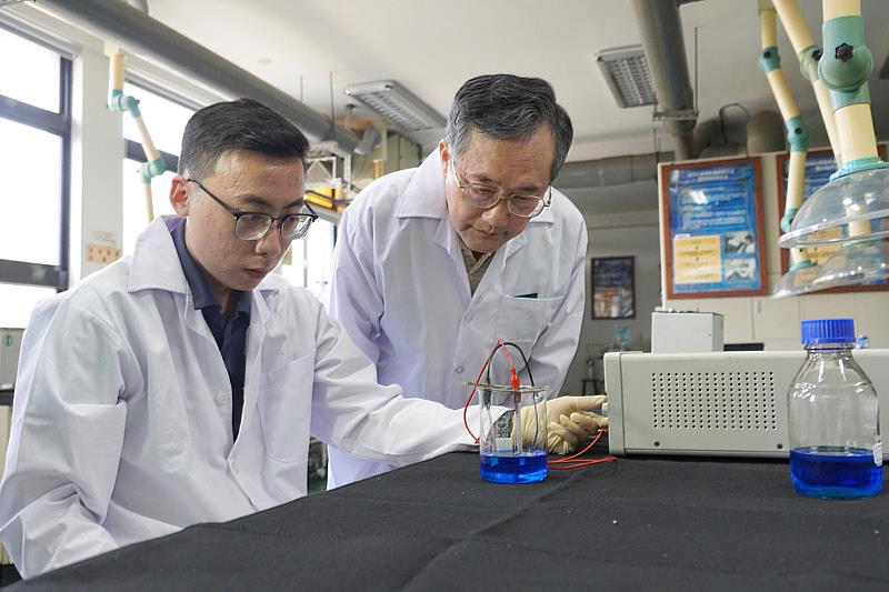 大葉大學致力綠能研發,工學院李清華院長(右)帶領學生研究廢車用鋰電池回收
