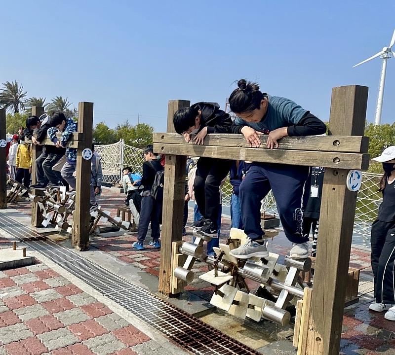 春遊七股鹽山踩龍骨水車，重溫鹽工引海水曬鹽作業，藉此體驗獨特的鹽業文化。