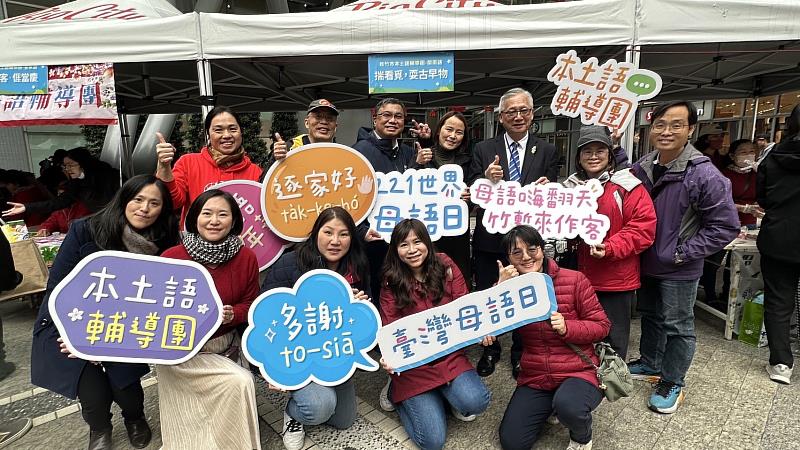 圖4 竹市教育處長林立生出席活動與市民同樂，並體驗11攤位