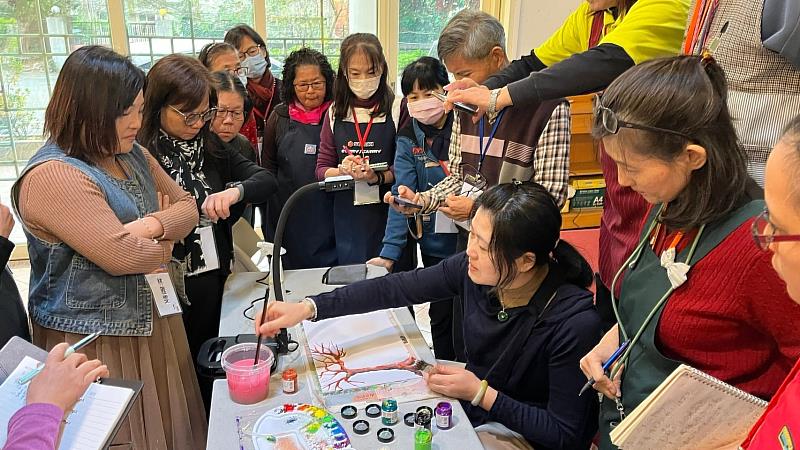 南華大學終身學院於新竹市辦理首班「熟齡藝術生命繪本初階種子師資國際證照班」，授課教師羅智容結合理論與實作，教導學員繪本創作技巧。