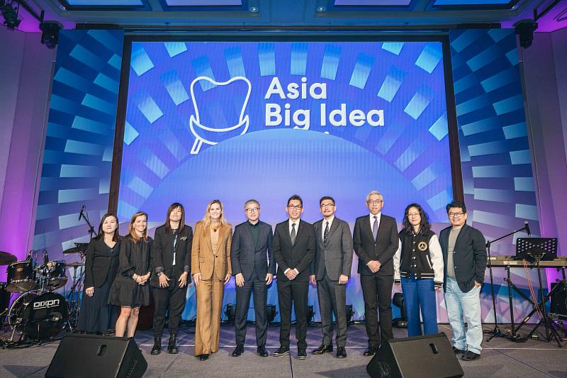 「2024 Yahoo Asia Big Idea Chair Awards亞洲創意大獎」16日在台盛大舉行，Yahoo代表及評審團於現場共同合影。（Yahoo奇摩提供）