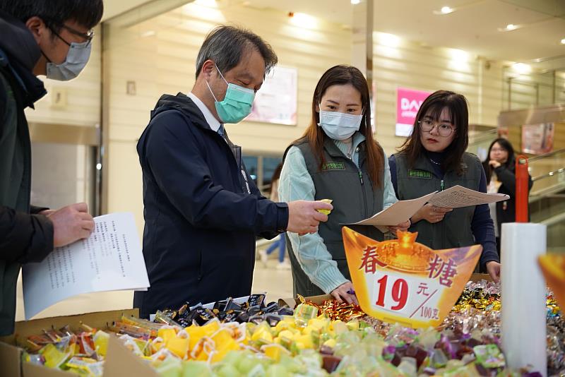 圖2 新竹市衛生局啟動春節複合式專案稽查,範圍涵蓋春節應景食品製造業者、年菜餐廳、年貨大街及相關食品販售業者