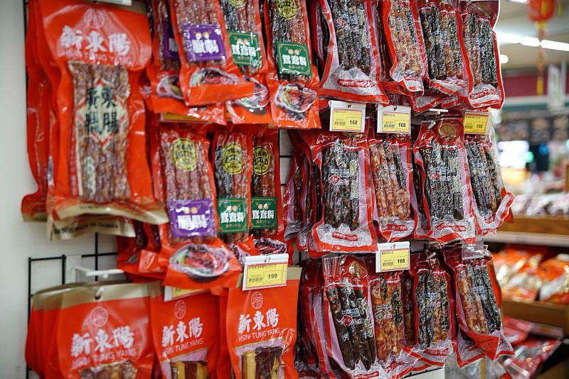 圖3 新竹市衛生局啟動春節複合式專案稽查,範圍涵蓋春節應景食品製造業者、年菜餐廳、年貨大街及相關食品販售業者