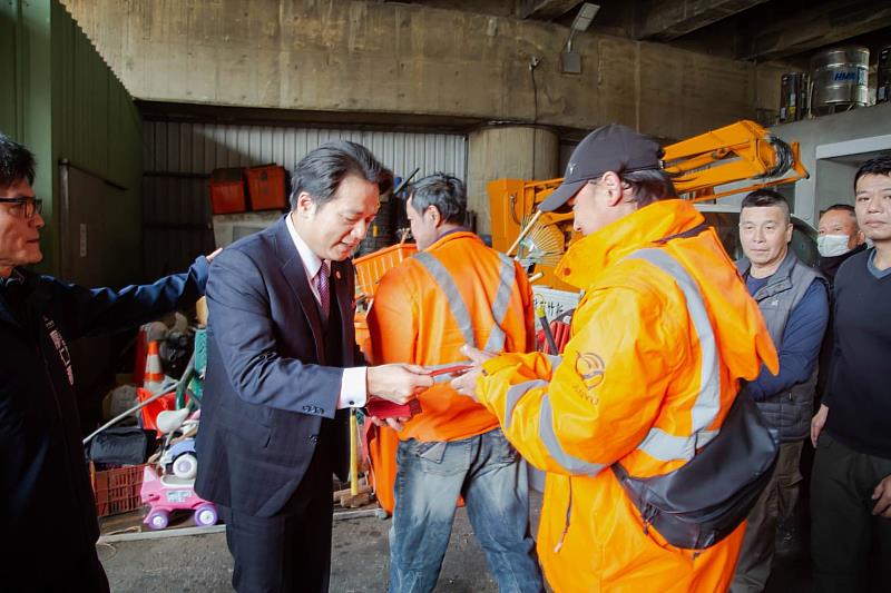 圖3. 邱臣遠代理市長發放小紅包送上新年祝福。