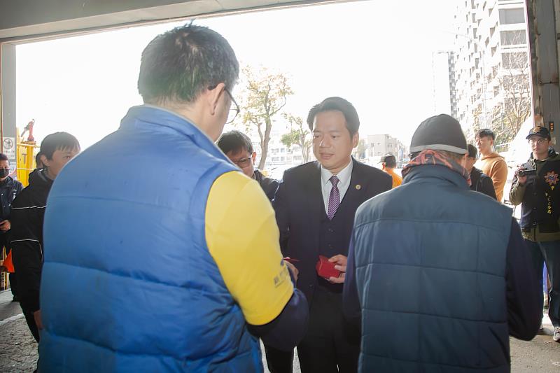 圖4. 邱臣遠代理市長發放小紅包送上新年祝福。