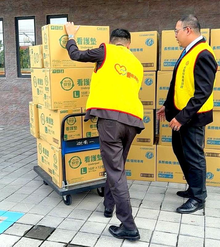 永慶加盟四品牌屏東經管會搬運物資，捐贈給迦南身心障礙養護院(永慶房產集團提供)