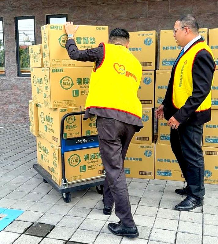 永慶加盟四品牌屏東經管會搬運物資,捐贈給迦南身心障礙養護院(永慶房產集團提供)