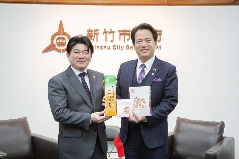 圖5:邱代理市長贈送竹市特色玻璃藝品「一柿蘋安」及米粉禮盒,安部徹也町長也回贈日出町當地名產城下鰈魚的陶器、日本第知名酒廠二階堂所釀燒酒及招福熊手禮品表達感謝之意。m.jpg