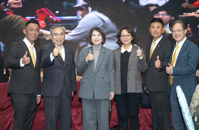 屏東縣長周春米(左3)及屏東縣地政處長陳錦屏(右3)均出席永慶加盟四品牌屏東尾牙,與同仁一起同樂圖片來源:永慶房產集團提供